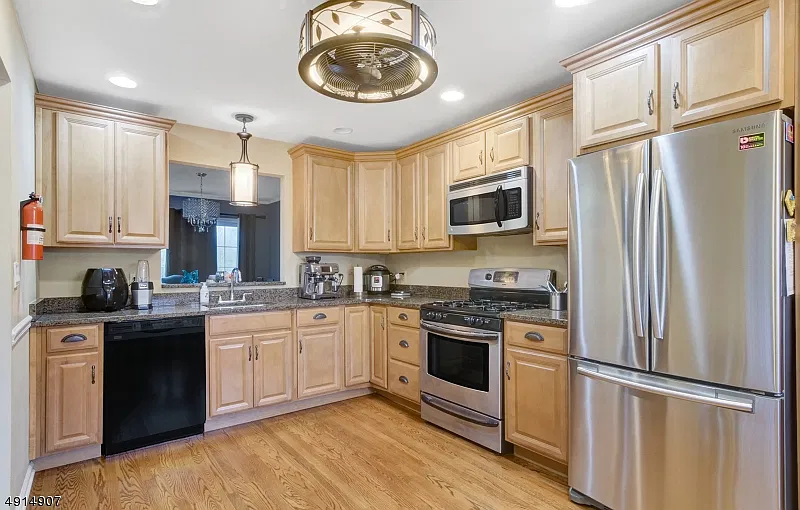 3 bed, 2.5 bath, $4,400 — Photo 2