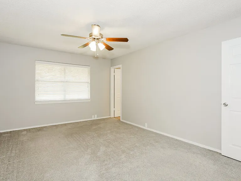 223 N Willow St — Photo 9