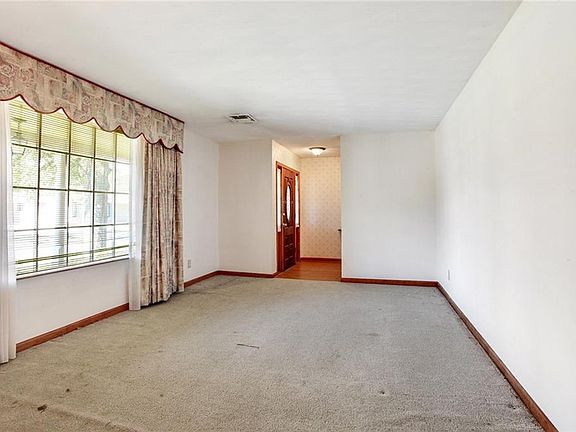 3rd image of 3821 Taft Pkwy