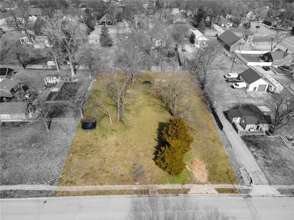8802 W 49th Ter, Shawnee, KS 66203