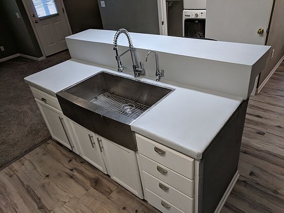 1153 Kitchen Island/Bar