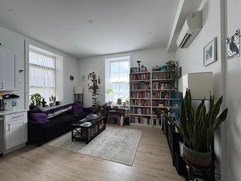 231 W Johnson Street — Photo 7