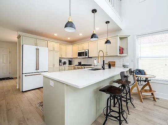 428 Island Pointe Dr — Photo 3