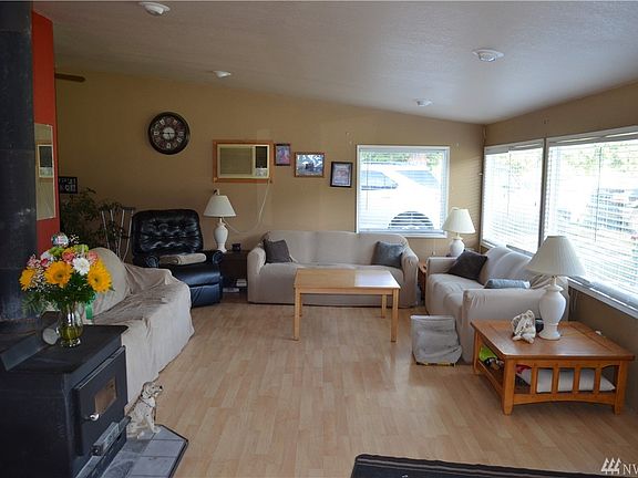3rd image of 680 Lakeshore Dr