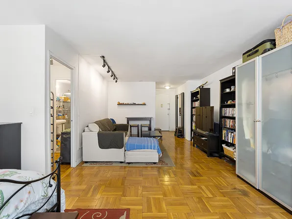 209 East 56th Street image 5 of 8