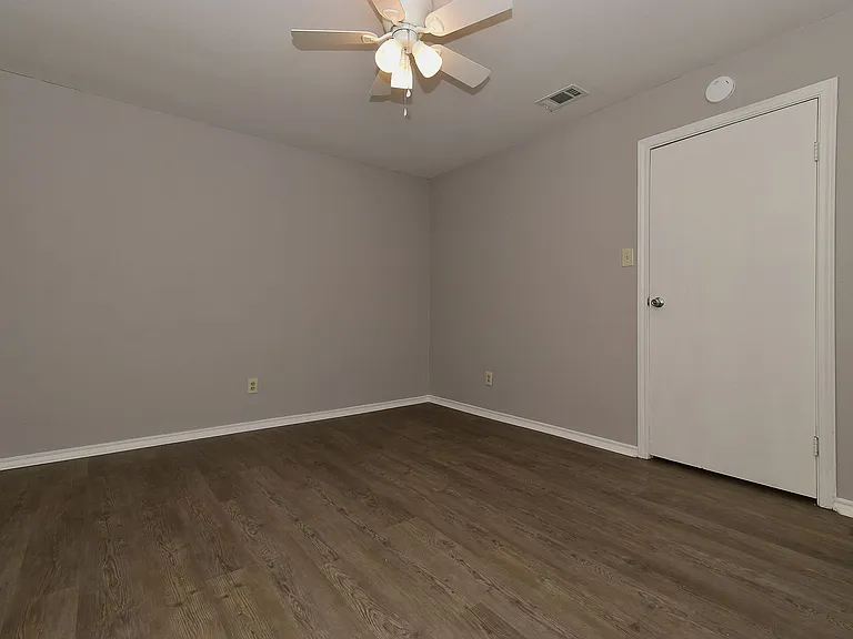 4008 Templeton St — Photo 16