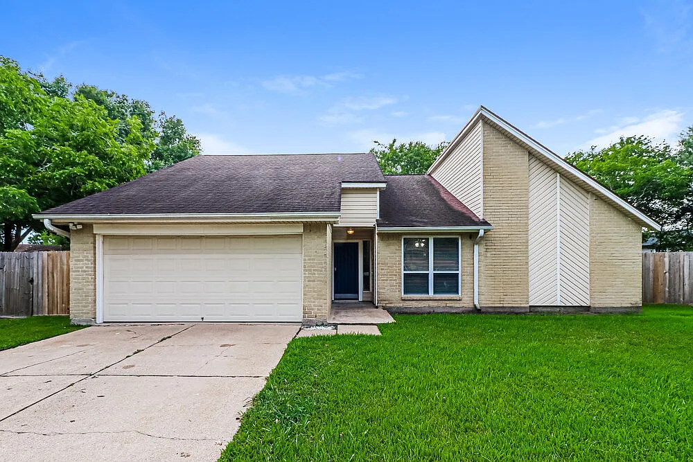 3 bed, 2.5 bath, 1660 sqft, $2,120 — Photo 1
