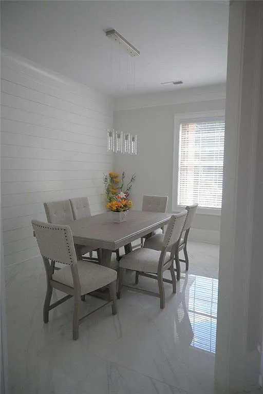 6 bed, 4.5 bath, 5562 sqft, $8,500 — Photo 3