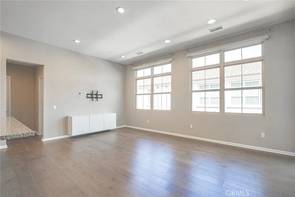 2 bed, 1131 sqft, $3,700 — Photo 4
