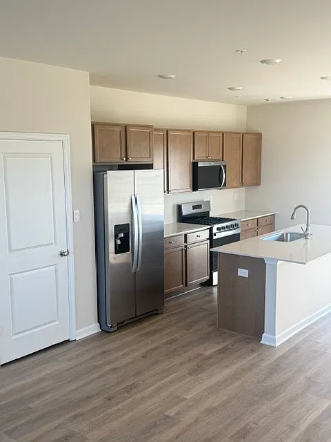 3 bed, 2046 sqft, $2,550 — Photo 4
