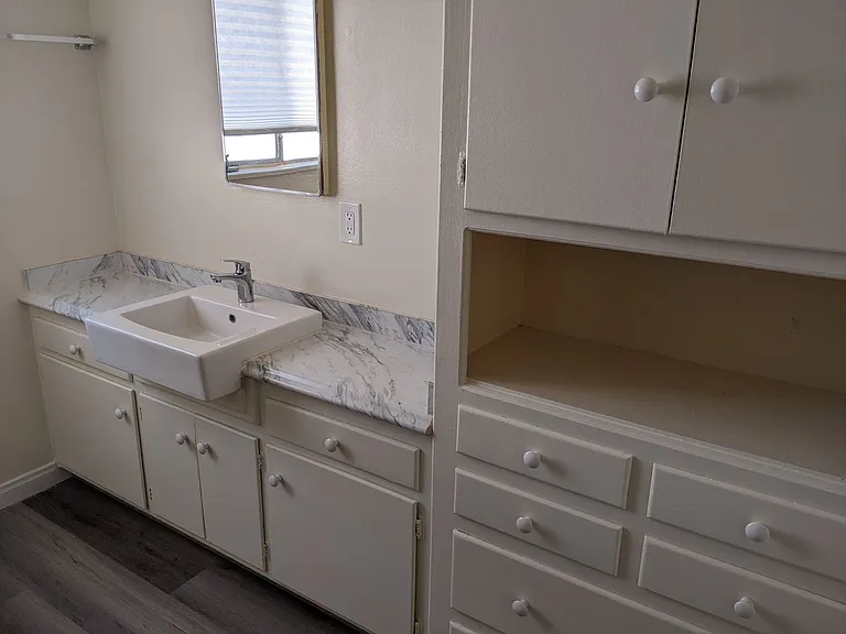 250 N Oakland Ave — Photo 2