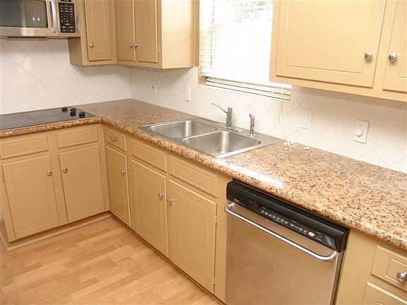 3rd image of 1307 Blue Willow Dr