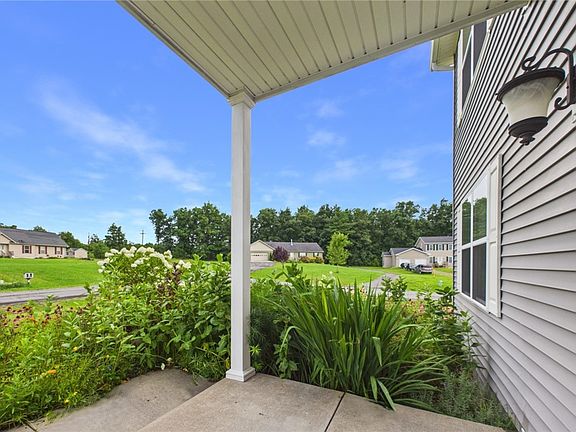 3rd image of 150 Woodsedge Dr