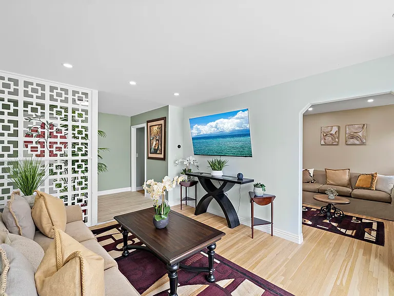 10422 Gilbert St — Photo 3