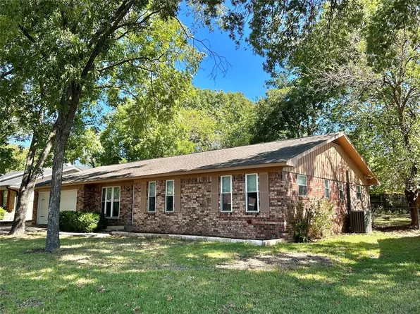27 Scotsmeadow St, Gainesville, TX 76240