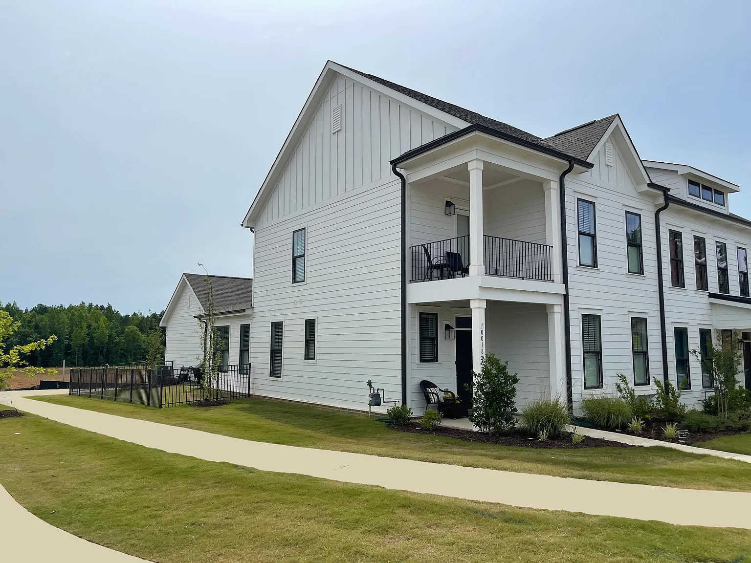 3 bed, 2.5 bath, 1955 sqft, $2,600 — Photo 1