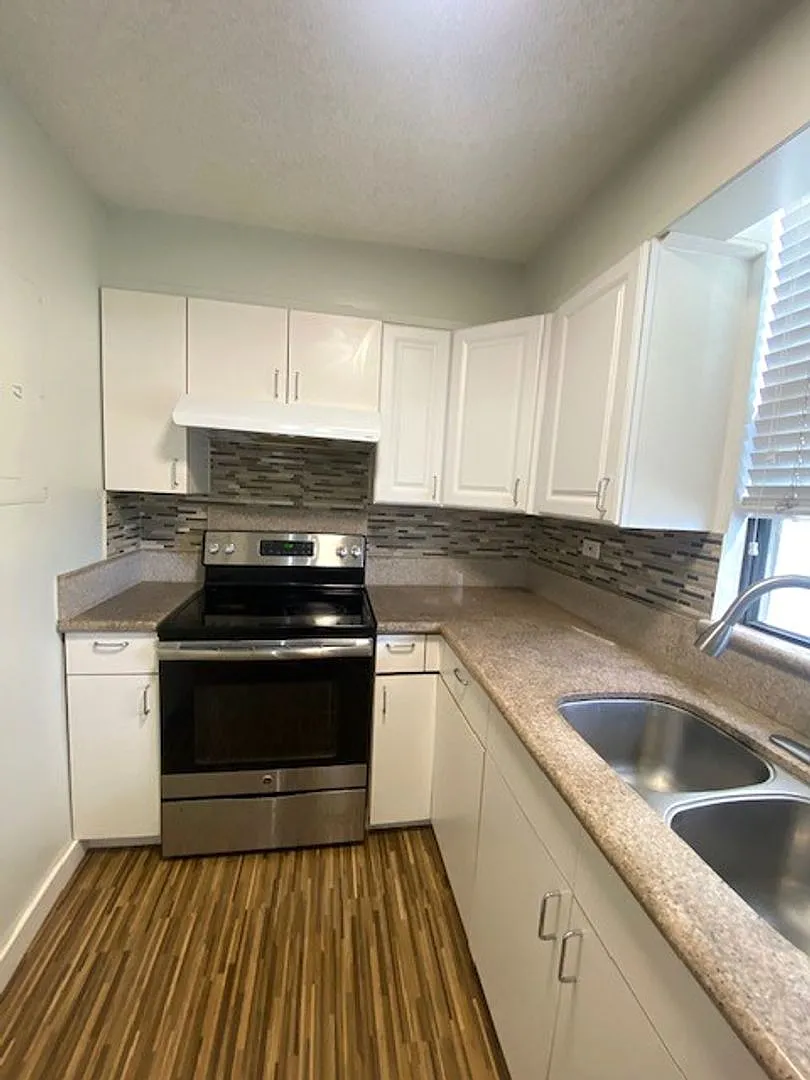 2 Bedroom / 2 Bath / 2 Pkg at the Sovereign — Photo 2