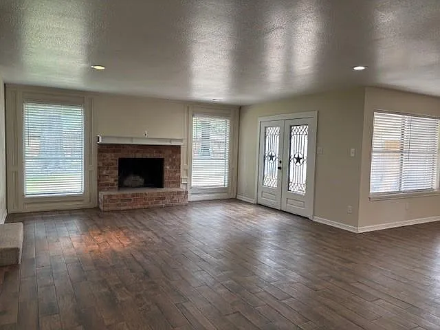 4 bed, 2.5 bath, 2440 sqft, $2,300 — Photo 4