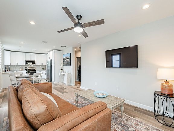 5th image of 3226 E Linden St #2