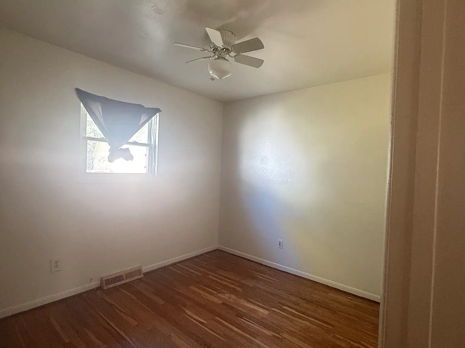3 bed, 1.5 bath, 1962 sqft, $1,400 — Photo 2