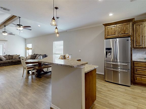 3rd image of 511 Sunny St