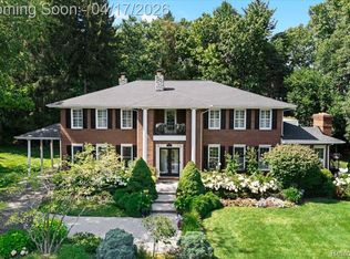 5392 Hidden Pines Dr, Brighton, MI 48116