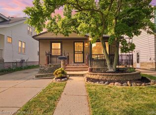 7388 McKinley St, Center Line, MI 48015