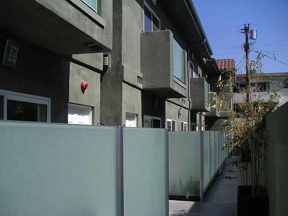 4th image of 4835 Elmwood Ave APT B