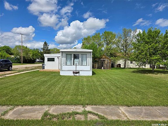 3rd image of 702 Railway AVENUE