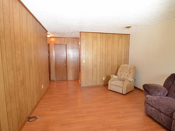 3rd image of 171 Lois Dr