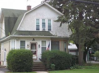 354 McHenry Ave, Woodstock, IL 60098