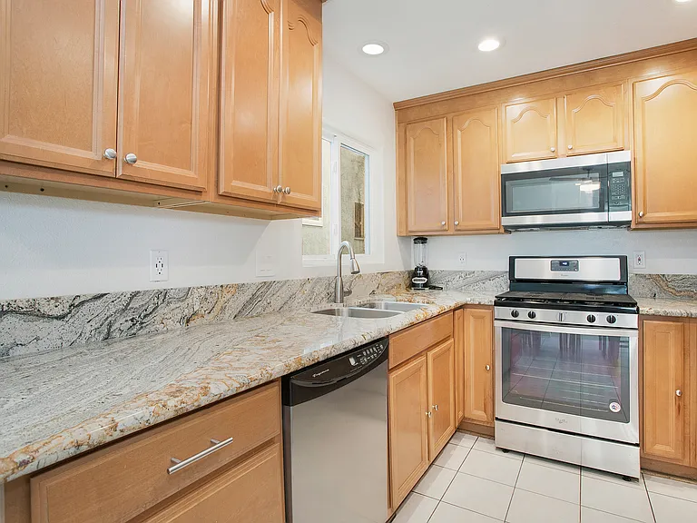 208 Fern St #A — Photo 9