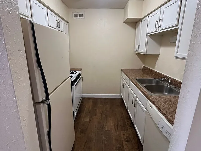 Abbott Acres Apartments — Photo 5