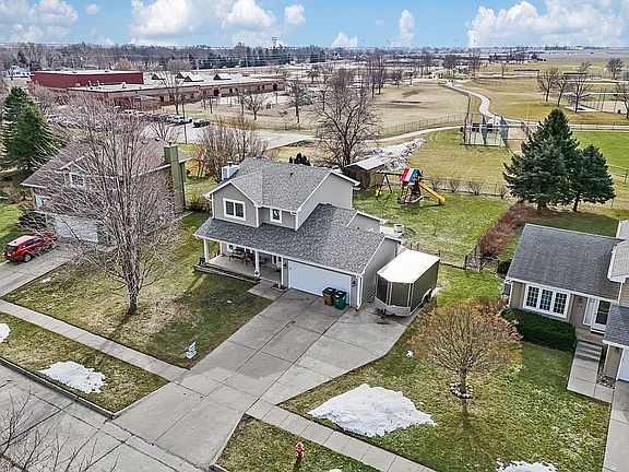 5th image of 304 SW Clark Ln