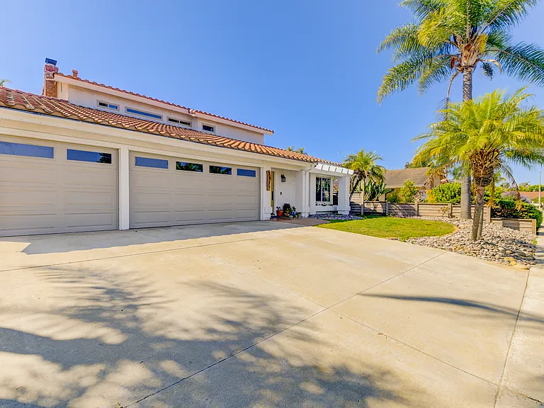 2735 Waterbury Way — Photo 3