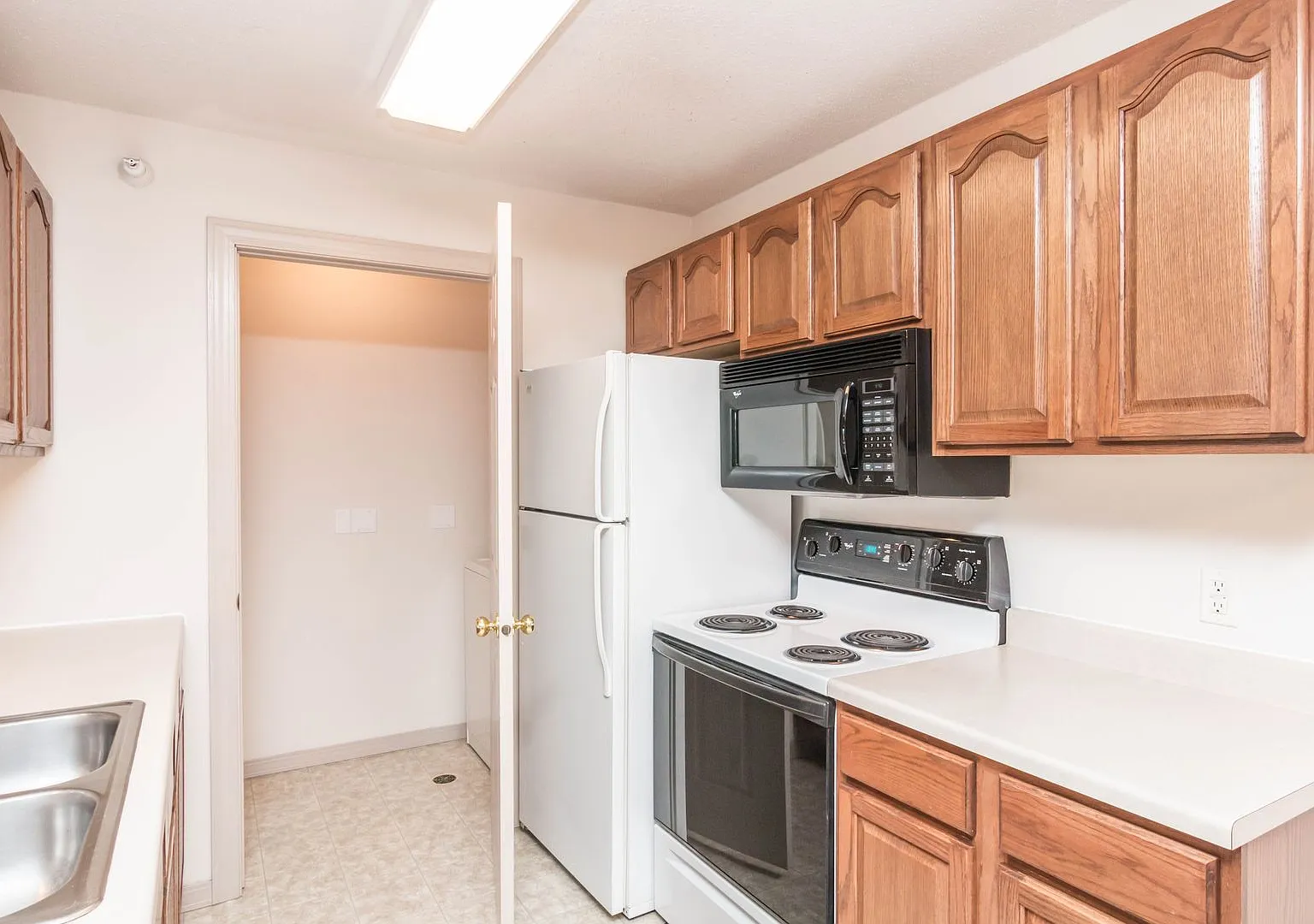 LEXINGTON ESTATES — Photo 4