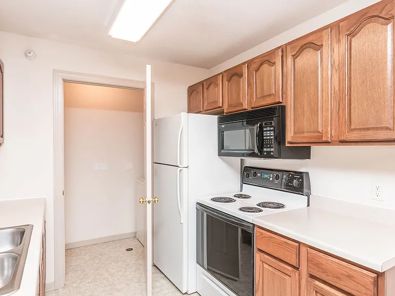 LEXINGTON ESTATES — Photo 4