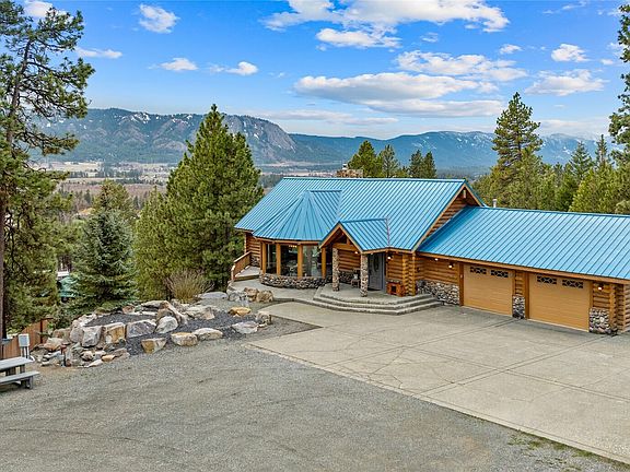 This home is perfectly positioned to capture stunning views of Peoh Point.>