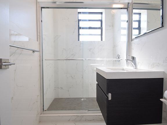 Harbor House - J Bathroom
