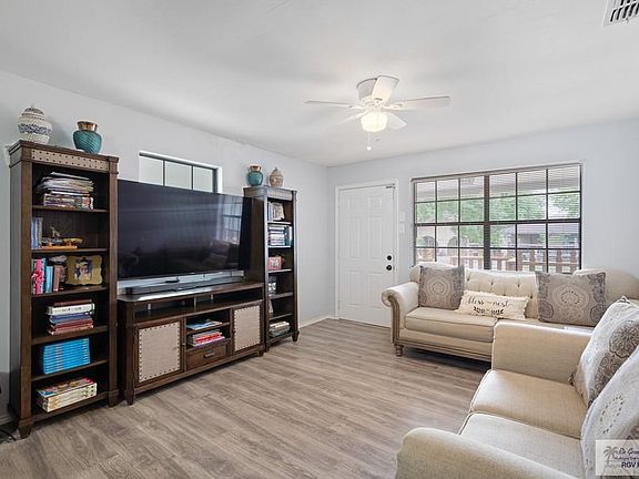 5th image of 518 W Magnolia Ave