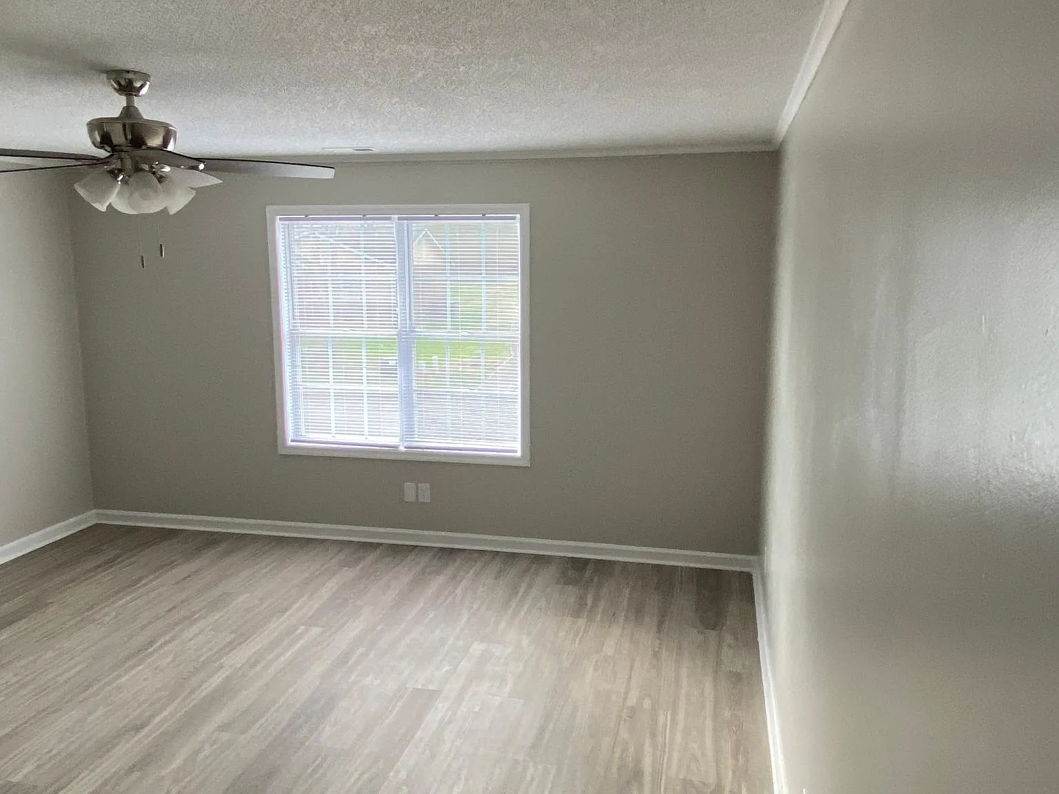 3 bed, $1,150 — Photo 1