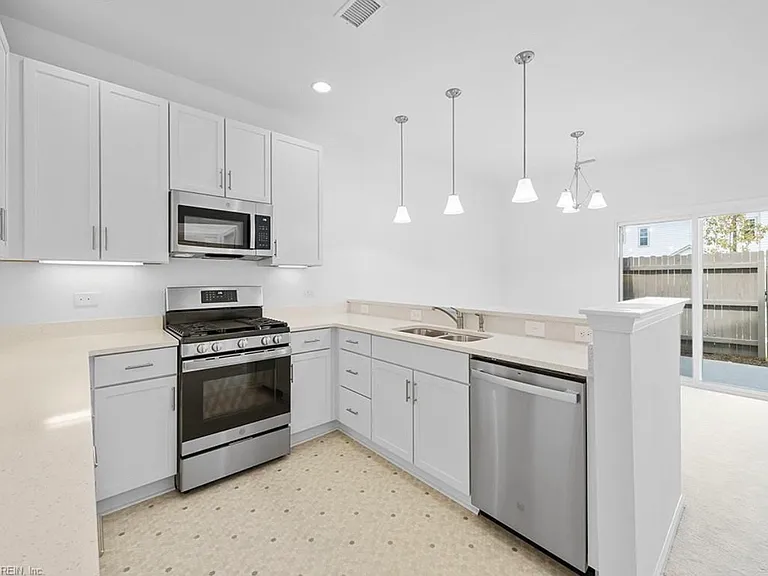 1749 Dresdon Ln — Photo 3