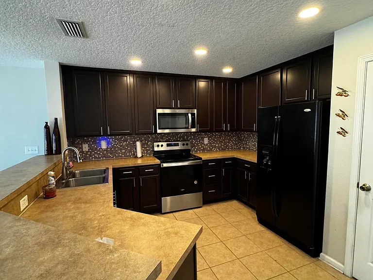 1052 N Black Cherry Dr — Photo 2