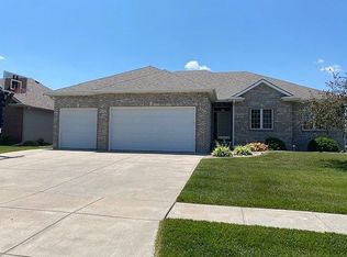 8029 Hunters Ridge Rd, Lincoln, NE 68516