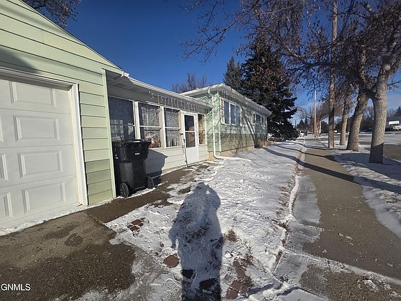 2nd image of 601 14th Ave W