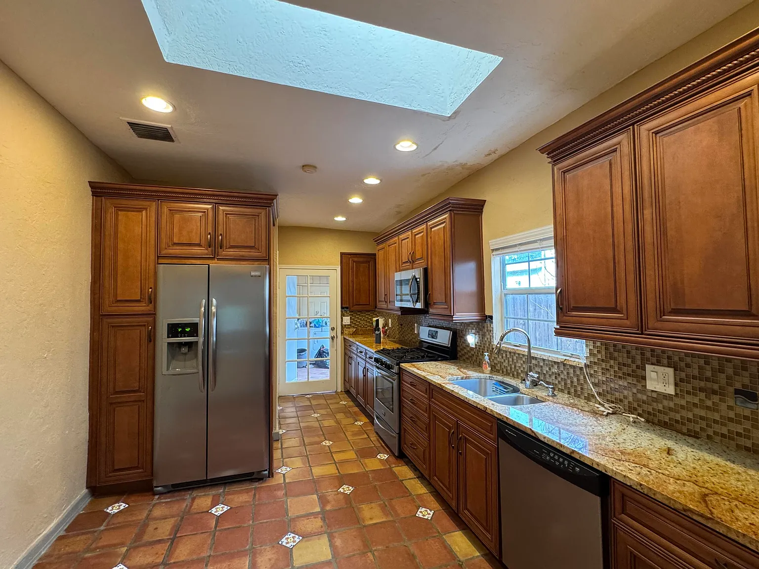 2 bed, 1.5 bath, 1378 sqft, $3,000 — Photo 3