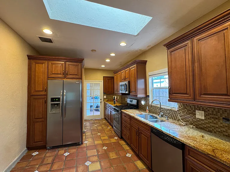 735 Colonial Rd — Photo 3