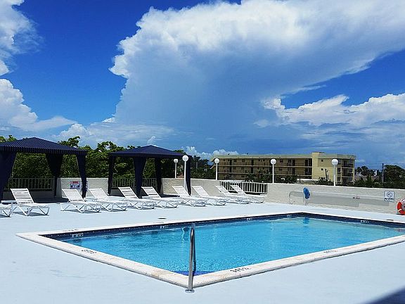 5th image of 6900 Bay Dr APT 3A