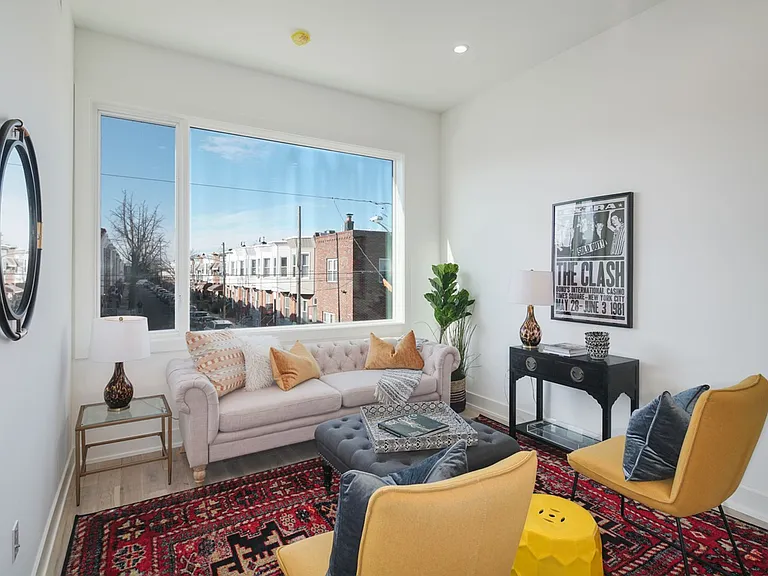 Stunning Apartment on Snyder Ave — Photo 39