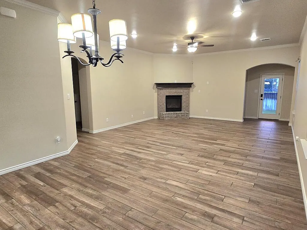 4 bed, 2.5 bath, 2408 sqft, $2,800 — Photo 2